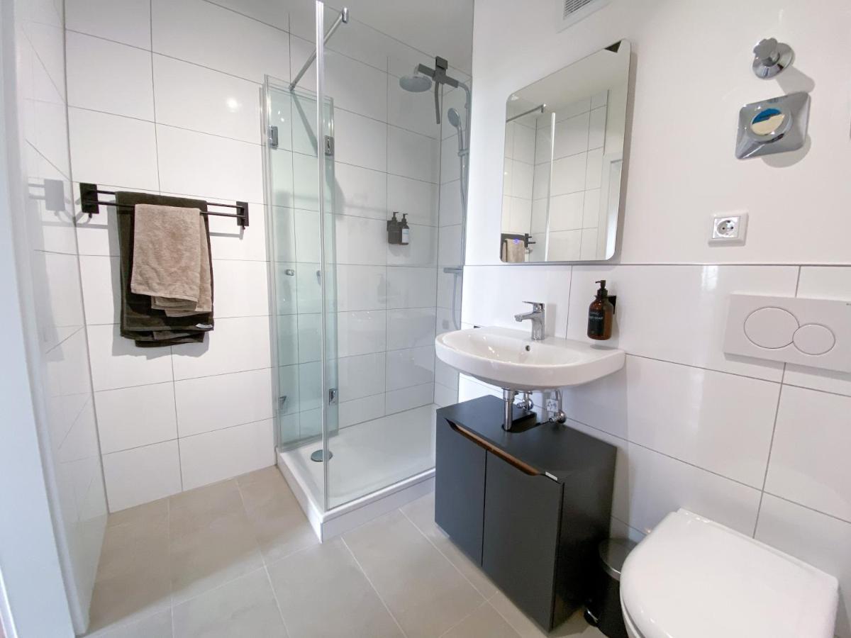 Schoene Mit Rheinblick/duesseldorf/neuss/messe Neuss