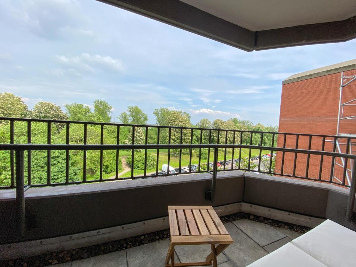 Schoene Mit Rheinblick/duesseldorf/neuss/messe *